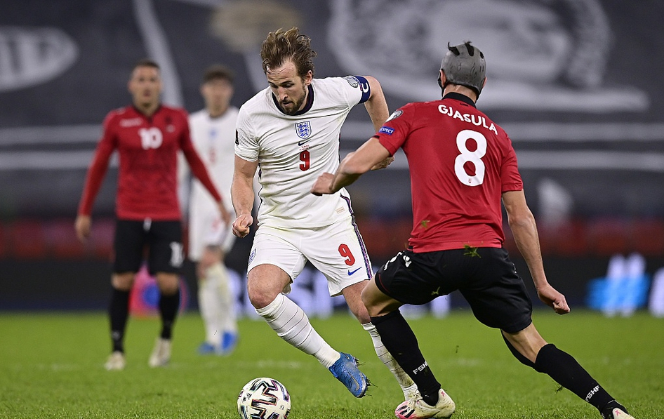الرياضة التي تلعب على اكبر الملاعب من 4 حروف